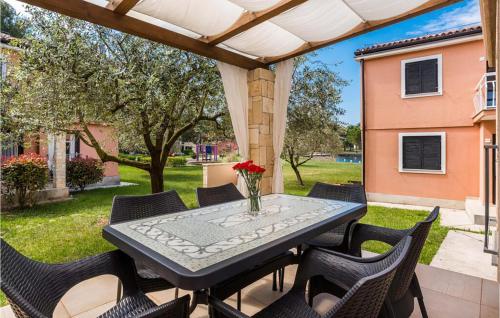 Nice Apartment In Umag With Outdoor Swimming Pool