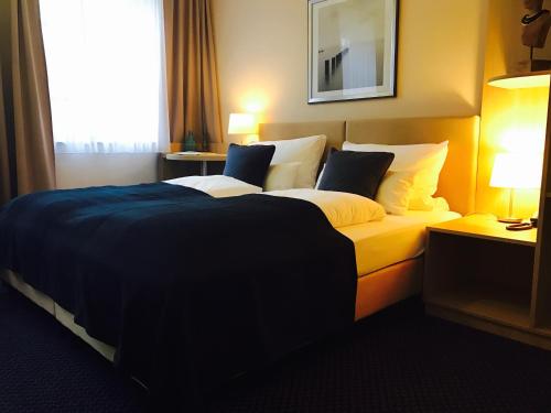 a hotel room with a large bed and a window at ONNO Boutique Hotel & Apartments in Rendsburg