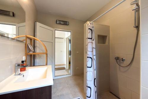 a bathroom with a sink and a shower at Ferienwohnung Frangipani in Utjeha