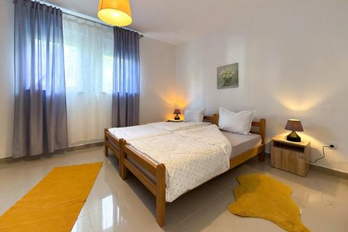 a bedroom with a bed and a large window at Ferienwohnung Frangipani in Utjeha