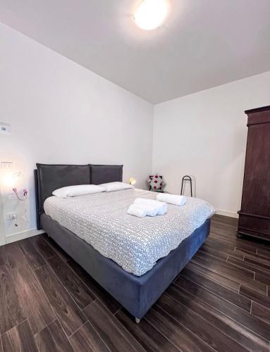 a bedroom with a bed with two towels on it at Casa di in Ascoli Piceno
