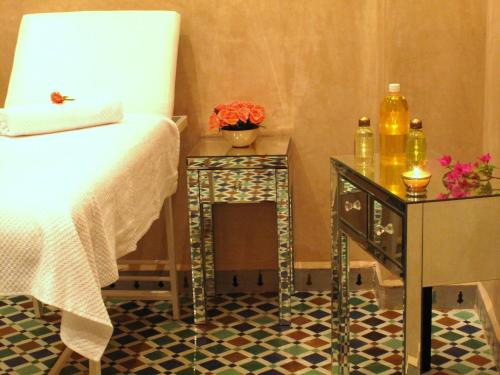 Postel nebo postele na pokoji v ubytování Riad Le Perroquet Bleu Suites & Spa