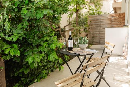 Mama's Home - 2 BR Near Acropolis - Metro - 300Mbps