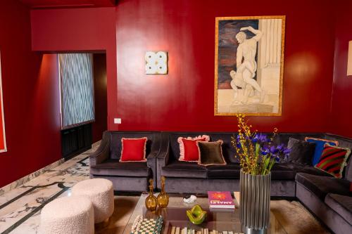 a living room with red walls and a couch at Boutique Hotel Metro 900 in Naples