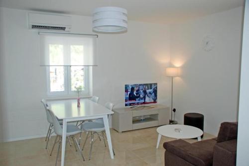 Apartments with parking space Nemira, Omis - 25239