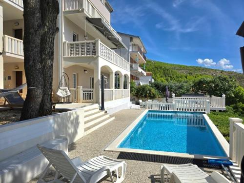Family-friendly apartments with swimming pool Lokva Rogoznica, Omis - 25508