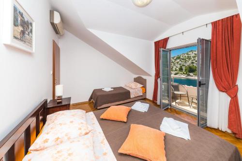 Seaside family friendly house with a swimming pool Razanj, Rogoznica - 25548