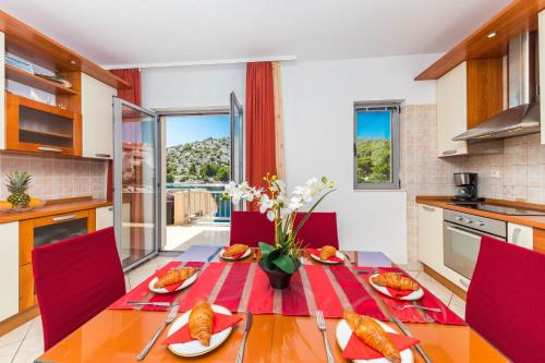 Seaside family friendly house with a swimming pool Razanj, Rogoznica - 25548