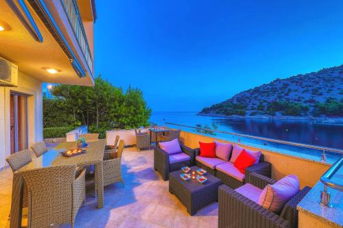 Seaside family friendly house with a swimming pool Razanj, Rogoznica - 25548