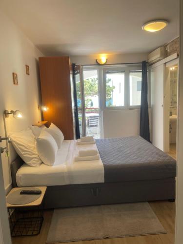 a large bed in a room with a window at Apartmani Luky in Karlobag