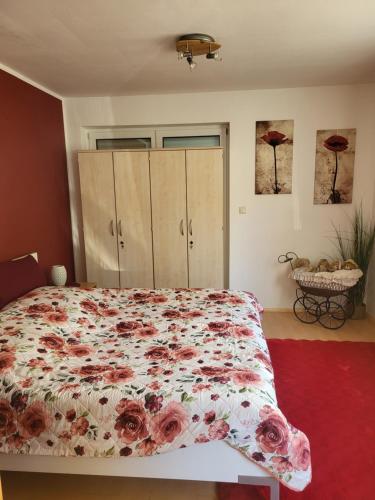 a bedroom with a bed with a floral bedspread at Ferienwohnung Kiefernwald in Mechernich