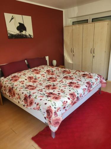 a bedroom with a bed with a floral bedspread at Ferienwohnung Kiefernwald in Mechernich