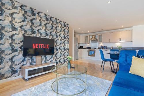 a living room with a tv on a wall at Bright 2-BDR Apartment - Prime Central Location - Free Wi-Fi in Birmingham