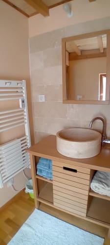 a bathroom with a sink and a mirror at Les Petites Maïs in Nantes-en-Rattier