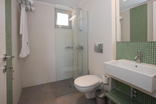 Un baño de Pefkides