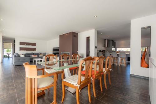 a kitchen and dining room with a table and chairs at Marianas in Bom Sucesso
