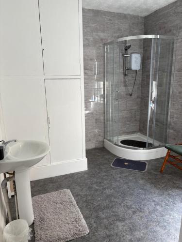 ein Badezimmer mit Dusche und Waschbecken in der Unterkunft The keyberry in Newton Abbot