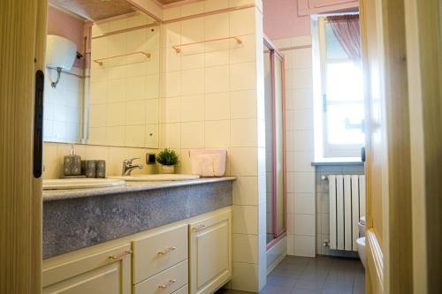 ein Badezimmer mit Waschbecken und Spiegel in der Unterkunft Sogna&Vola in San Giovanni Teatino