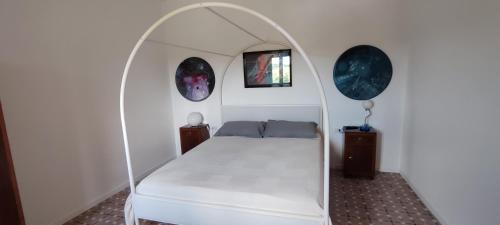 a bedroom with a white bed in an archway at B&B Casa Fattorini in Cortona