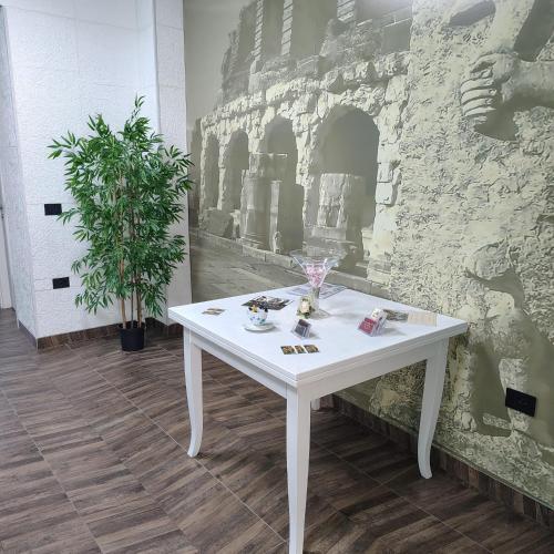 a white table in a room with a wall at B&B Luxury Suite Le Gladiaroom in Santa Maria Capua Vetere