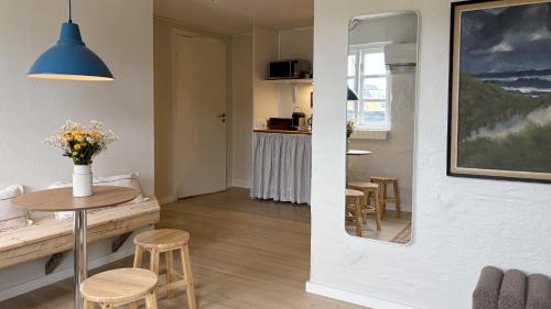 ein Esszimmer und eine Küche mit Tisch und Stühlen in der Unterkunft Æ Quinta in Klitmøller