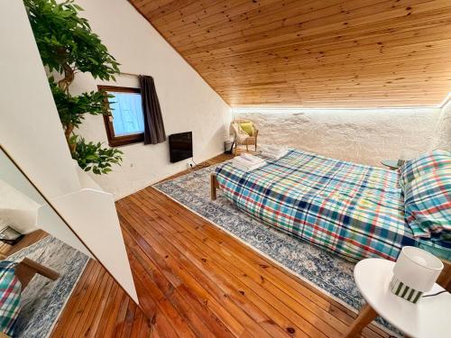 a bedroom with a bed and a wooden ceiling at Casa del Sorriso in Costa
