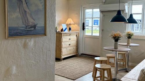 eine Küche mit einem Tisch und zwei Hockern in der Unterkunft Æ Quinta in Klitmøller