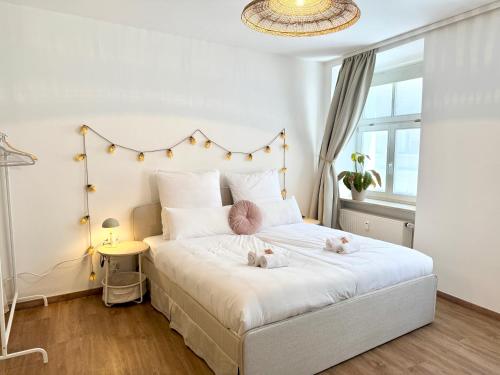 a bedroom with a bed with two stuffed animals on it at 2 Unique Apartments in the Historic Center in Straubing