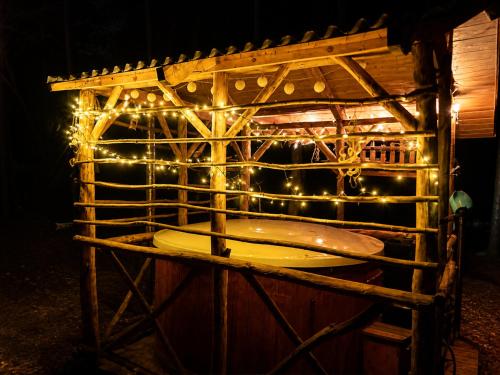 Leśny glamping Wojciechówka balia jacuzzi blisko Sandomierza