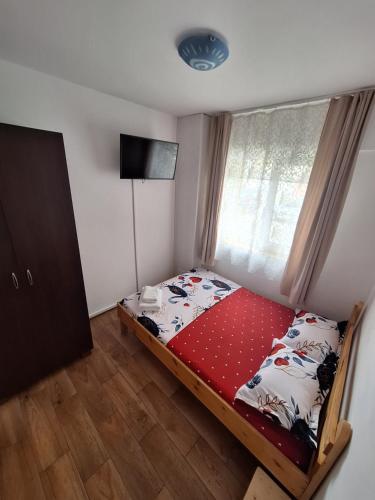 a small bedroom with a bed and a window at L.M. in Sulina