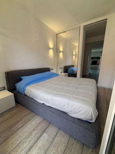a bedroom with a large bed and a mirror at Lake Home in Marta
