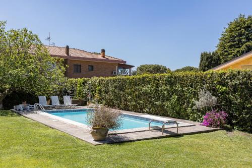 a swimming pool in the yard of a house at La Pedica B&B in Grottaferrata