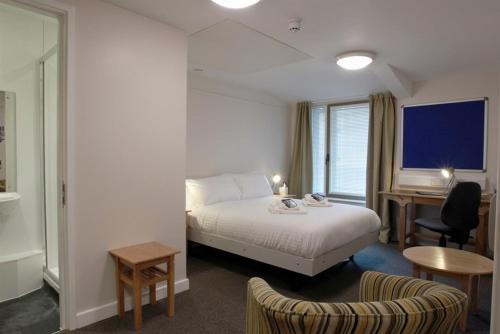 a hotel room with a bed and a desk and chair at 117 St Aldates Christ Church Accommodation in Oxford