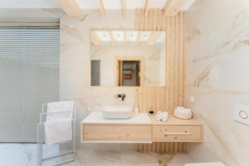 a bathroom with a sink and a mirror at Stasiówka in Sablówka