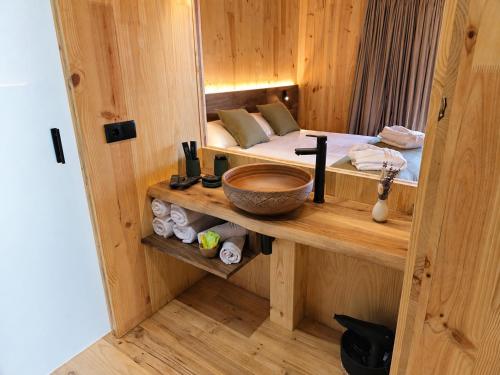 a room with a bed and a bowl on a counter at Cabanas do Navia in Coea