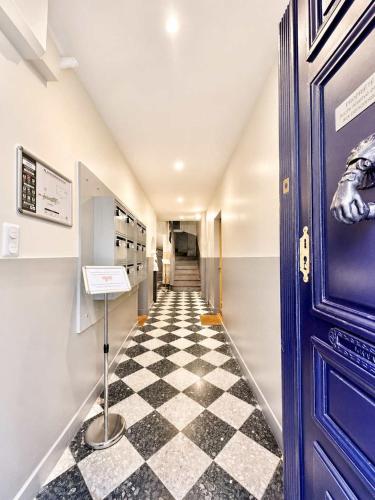 a hallway with a black and white checkered floor at Èrsextius ABB Aix-en-Provence in Aix-en-Provence