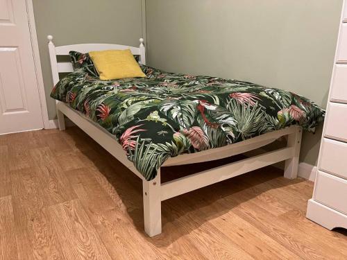 a bedroom with a bed with a green and pink blanket at Lovely Comfortable Available in Hereford in Hereford