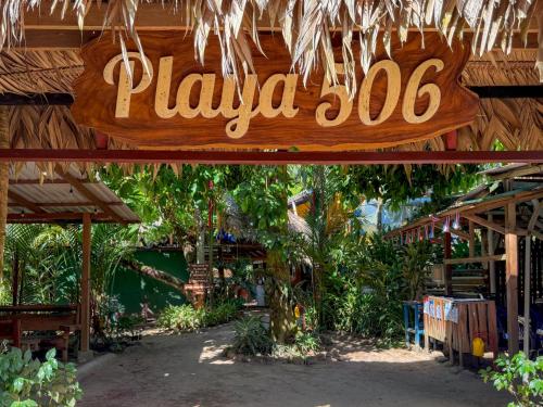ein Schild für ein Playa-Restaurant in der Unterkunft Playa 506 Beachfront Hostel in Puerto Viejo