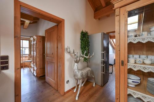 ein künstliches Reh in einer Küche mit Kühlschrank in der Unterkunft Ferienwohnung Edelweiß mit Sommer- Bergbahn unlimited kostenlos in Obermaiselstein