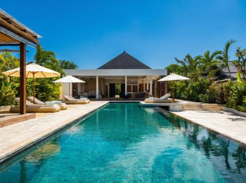 an image of a swimming pool at a villa at Private Oceanfront Villa Kingfisher - 20m Infinity Pool in Nusa Lembongan