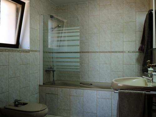 a bathroom with a sink and a shower and a toilet at Casa Da Liberdade in Alte
