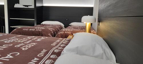 two beds in a hotel room at Diecizero Affittacamere in Barùmini