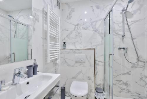 UrbanFlat 52 - Paris Center Fresh Apartment