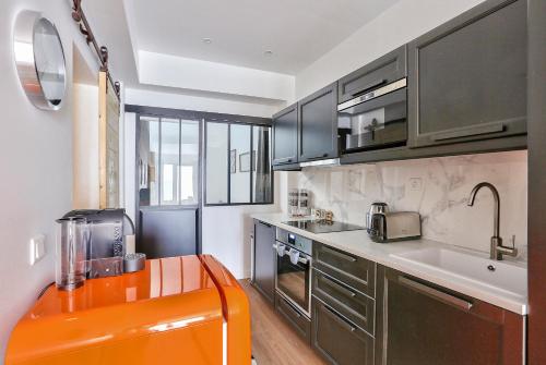 UrbanFlat 52 - Paris Center Fresh Apartment
