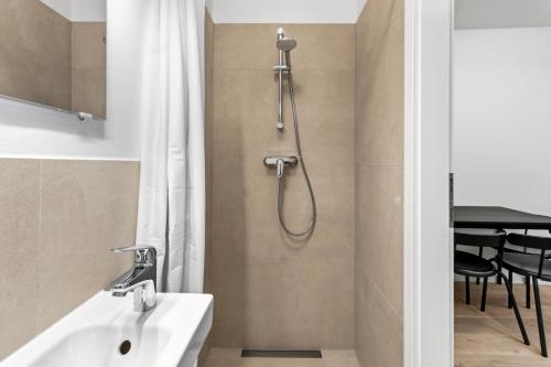Modern Retreat with AC - 15 min to City Center