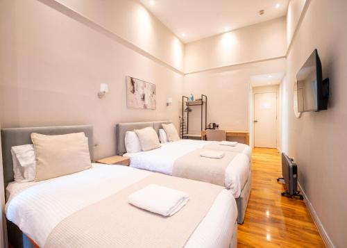 Ένα ή περισσότερα κρεβάτια σε δωμάτιο στο Rushmore Hotel