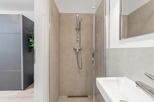 Modern Retreat with AC - 15 min to City Center