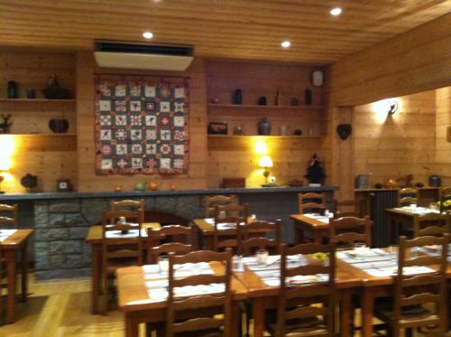 A restaurant or other place to eat at Auberge du Lac