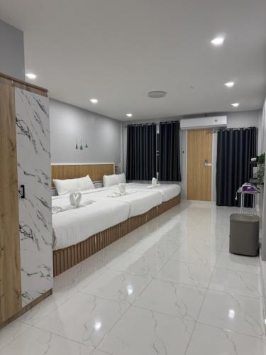 a large bedroom with a large bed in a room at Cozy Clover house in Hat Yai