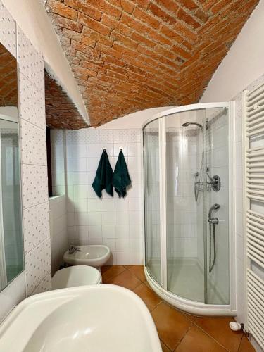 a bathroom with a shower and a toilet at B&B Casa Oleandro in Chiaverano